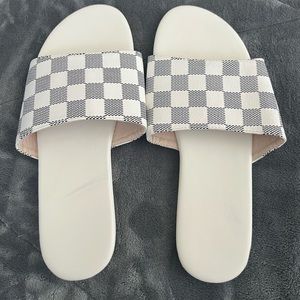 Checkered flat sandals